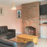 5 Bed, 2 Bath Home + Terrace, Garden & Parking