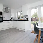 Chandos - Spacious Home, High Speed Wi-Fi, Free Parking, Garden