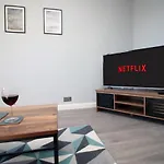 Chandos - Spacious Home, High Speed Wi-Fi, Free Parking, Garden
