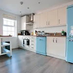 Staldon Court - Open Plan Apartment, High Speed Wi-Fi, Free Parking