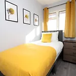 Chandos - Spacious Home, High Speed Wi-Fi, Free Parking, Garden