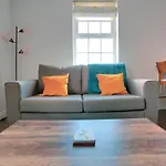 Staldon Court - Open Plan Apartment, High Speed Wi-Fi, Free Parking
