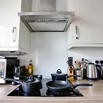 Staldon Court - Open Plan Apartment, High Speed Wi-Fi, Free Parking