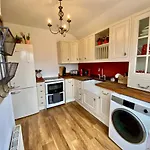 Beautiful Spacious Apartment In Swindon Town Centre