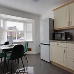 St Austell - Spacious Home, High Speed Wi-Fi, Free Parking, Garden