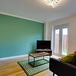 St Austell - Spacious Home, High Speed Wi-Fi, Free Parking, Garden