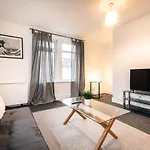 Cozy Two Bed Flat With Parking