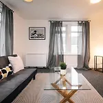 Cozy Two Bed Flat With Parking