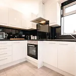 Cozy Two Bed Flat With Parking