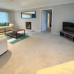 Blunsdon Lodge - Spacious Bungalow, High Speed Wi-Fi, Free Private Parking, Garden