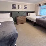 Blunsdon Lodge - Spacious Bungalow, High Speed Wi-Fi, Free Private Parking, Garden