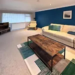 Blunsdon Lodge - Spacious Bungalow, High Speed Wi-Fi, Free Private Parking, Garden