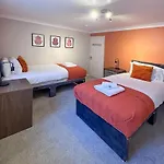 Blunsdon Lodge - Spacious Bungalow, High Speed Wi-Fi, Free Private Parking, Garden