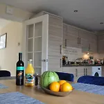 Beaney View House - Modern, Comfortable Spacious 4 Bedrooms Ensuites House With Free Wifi And Parkings
