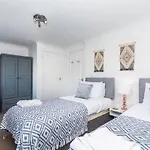 Davies House - Modern King Beds, Free Parking, Wifi, Contractors.