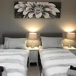 Executive Apartments Free On-Site Parking, 2 En-Suites, Sleeps 4,