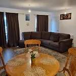 A Spacious And Hearty 2Bd Swindon Stay