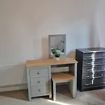 A Spacious And Hearty 2Bd Swindon Stay