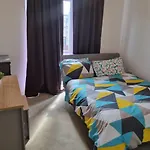 A Spacious And Hearty 2Bd Swindon Stay