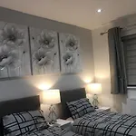 Executive Apartments Free On-Site Parking, 2 En-Suites, Sleeps 4,