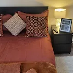 Swindon 6 Deluxe Doubles 2 With En Suite In Large House - No Pets