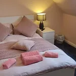 Swindon 6 Deluxe Doubles 2 With En Suite In Large House - No Pets