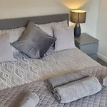 Swindon 6 Deluxe Doubles 2 With En Suite In Large House - No Pets