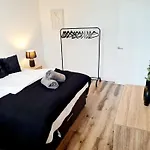Burkhardt Hall- Parking Included- Sleeps 4
