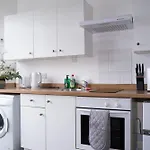 Stylish Swindon Town Centre Apartment, Free Parking, Sleeps Up To 3