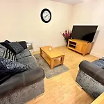 17 Fwc 2 Bedroom Apartment, Central Swindon, Secure Parking, Sleeps 5