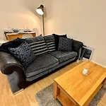 17 Fwc 2 Bedroom Apartment, Central Swindon, Secure Parking, Sleeps 5