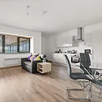 Comfortable Modern Apartment In Swindon, Free Parking Sleeps Up To 5