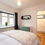 Green Road, Long Stay Disc, Parking, Sleeps 7, 3 Bedrooms