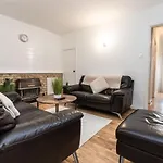 Green Road, Long Stay Disc, Parking, Sleeps 7, 3 Bedrooms
