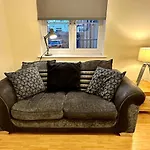 17 Fwc 2 Bedroom Apartment, Central Swindon, Secure Parking, Sleeps 5