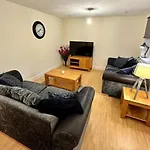 17 Fwc 2 Bedroom Apartment, Central Swindon, Secure Parking, Sleeps 5