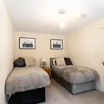 12Fwc, 2 Bedroom Apartment, Sleeps 4, Free Parking, Town Centre Location
