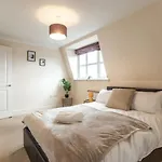 12 Bradford Old Town Swindon, 2 Bedroom, Sleeps 5, Free Secure Parking, Wifi, Long Stay Disc