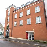 12 Bradford Old Town Swindon, 2 Bedroom, Sleeps 5, Free Secure Parking, Wifi, Long Stay Disc