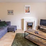 Thorley Apartment In North Swindon, Sleeps 4 In 2 Bedrooms, Long Stay Disc, Parking