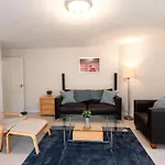 Florey Court, Long Stays Disc, Sleeps 6 In 2 Bedrooms, Parking