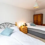 Florey Court, Long Stays Disc, Sleeps 6 In 2 Bedrooms, Parking