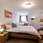 Florey Court, Long Stays Disc, Sleeps 6 In 2 Bedrooms, Parking