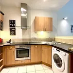 Paramount Apartment, Sleeps 5, Town Center Location, Free Parking