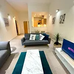 Paramount Apartment, Sleeps 5, Town Center Location, Free Parking