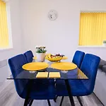 6 Cb - Spacious 2 Bedroom Apartment, Sleeps 3, Parking, Wifi