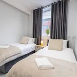 Flat B Commercial Road, 3 Bedrooms, Sleeps 5, Located In Town Centre