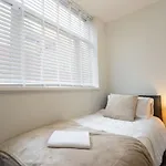 Flat B Commercial Road, 3 Bedrooms, Sleeps 5, Located In Town Centre