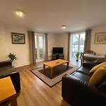 4 Bradford Old Town Swindon, 2 Bedroom, Sleeps 5, Free Secure Parking, Wifi, Long Stay Disc