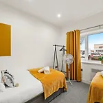 3Cb 2 Bedroom Apartment In Swindon, Free Parking, Wifi, Long Stay
